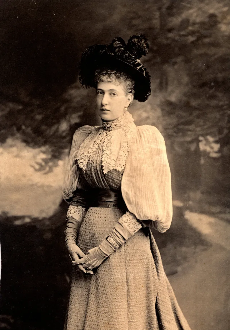 Photo en noir et blanc d'une jeune femme au 19e siècle