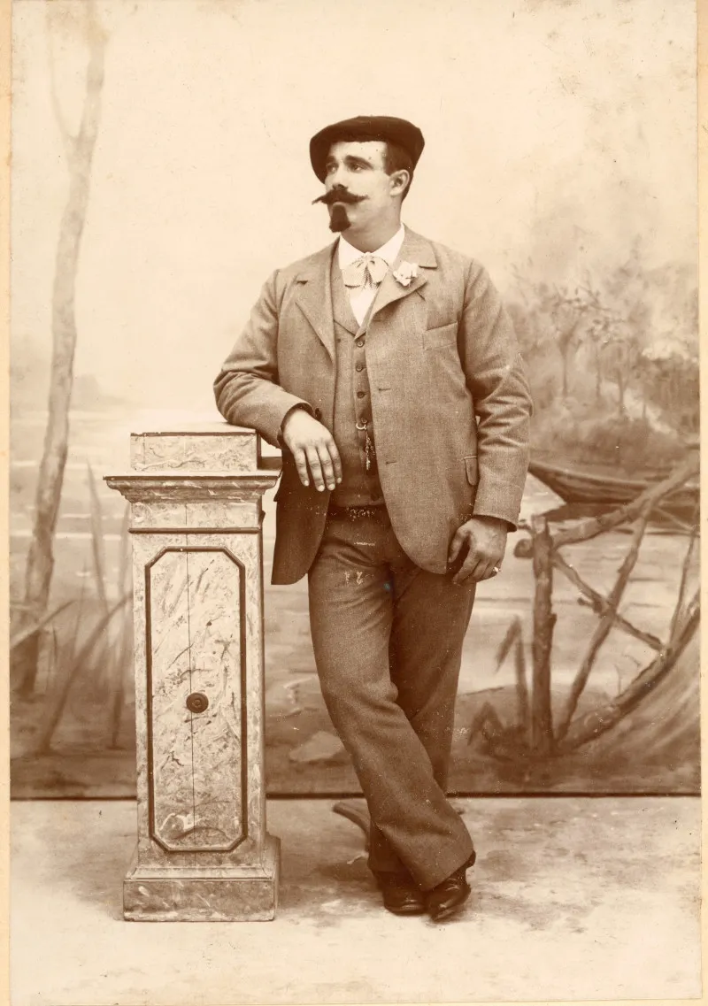 Photo d'archive en noir et blanc, un homme accoudé avec moustache tenu 19e S