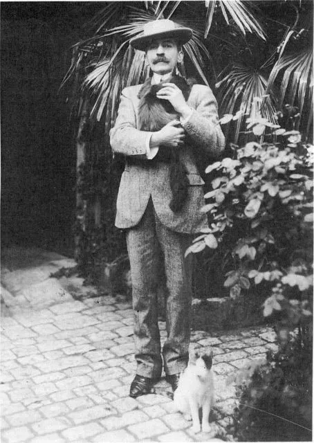 Photo en noir te blanc de Pierre Loti un chat dans les bras