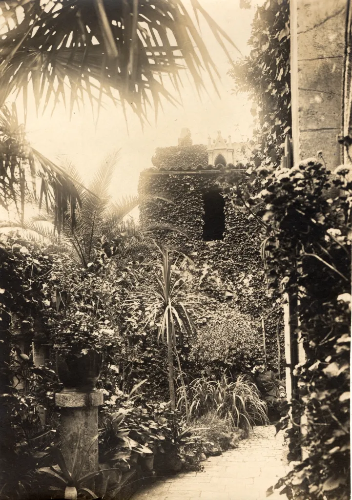 Photo d'archive en noir et blanc vue sur le jardin